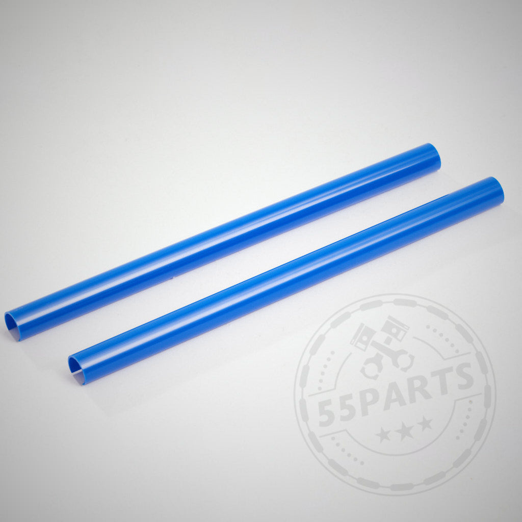 Zwei blaue zylindrische Kunststoffrohre, konzipiert als V-Streben-Abdeckungen für die Modelle BMW F2x, F3x, G20 und G21 – ideal, um Ihrem Auto eine einzigartige Note zu verleihen.