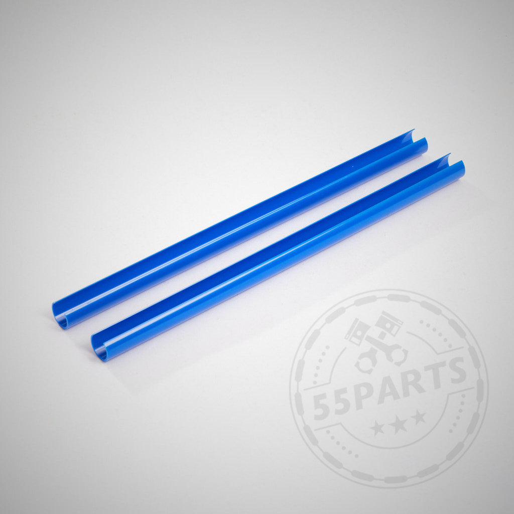 Zwei blaue Nierenstreben aus Kunststoff, entworfen für die Modelle BMW F2x, F3x und G20/G21, verfügen über abgewinkelte Enden und ein elegantes Aussehen – ideal als stilvolle V-Strebe-Vorderwandabdeckung für Ihr BMW-Zubehör.