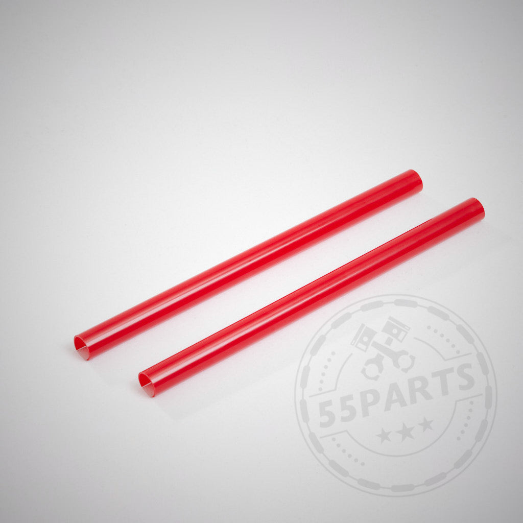 Zwei rote Nierenstreben (V-Strebe Vorderwandabdeckung), entworfen für die Modelle BMW F2x, F3x, G20 und G21, parallel auf einer hellgrauen Oberfläche angeordnet, mit einem schwachen Wasserzeichen, das die Exklusivität hervorhebt.