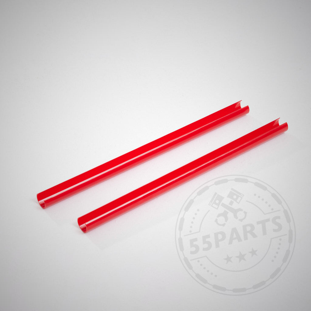 Zwei rote Nierenstrebenabdeckungen aus Kunststoff mit Längsschlitzen, abgebildet auf Weiß, perfekt passend für BMW F2x, F3x und G20/G21 Besitzer, die Wert auf Individualität legen.