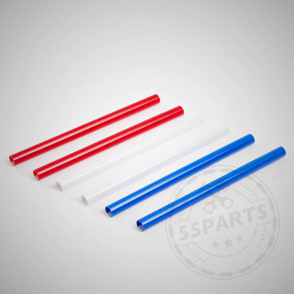 Drei rote, zwei weiße und eine blaue Nierenstrebe – V-Strebe Vorderwand Cover passend für BMW F2x, F3x, G20 und G21 – diagonal auf weißem Hintergrund angeordnet, um die Individualität hervorzuheben.