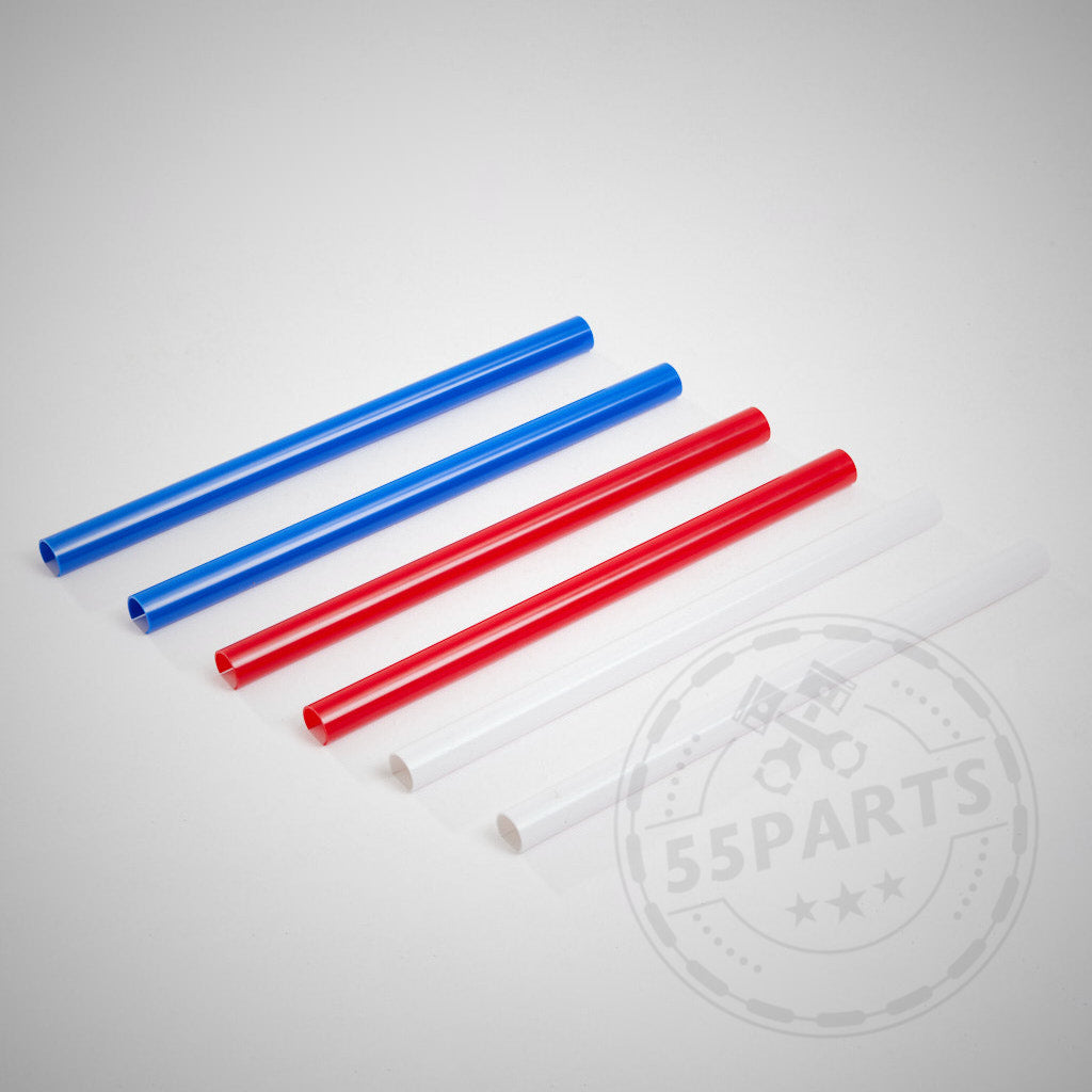 Sechs Kunststoffröhren – blau, rot und weiß – sind parallel auf weißem Hintergrund angeordnet und präsentieren die 55Parts Nierenstreben V-Strebe Vorderwandabdeckung passend für BMW F2x, F3x, G20 und G21.