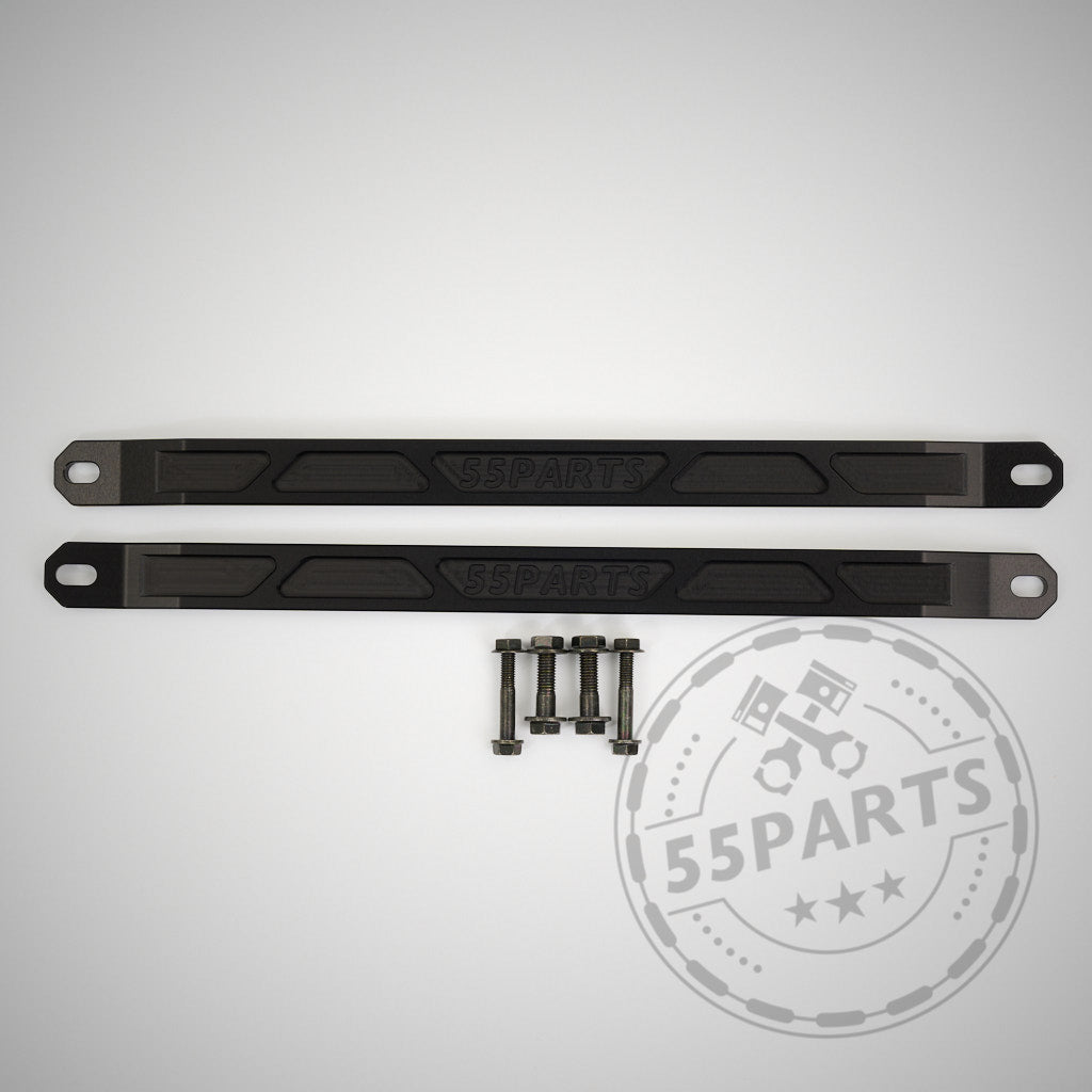Zwei schwarze Billet-Aluminium-Domstreben für die Vorderachse, hergestellt passend für BMW 2er G42, 3er G2x, 4er G2x, werden mit Schrauben auf einem hellen Hintergrund mit dem 55Parts-Logo-Wasserzeichen angezeigt.