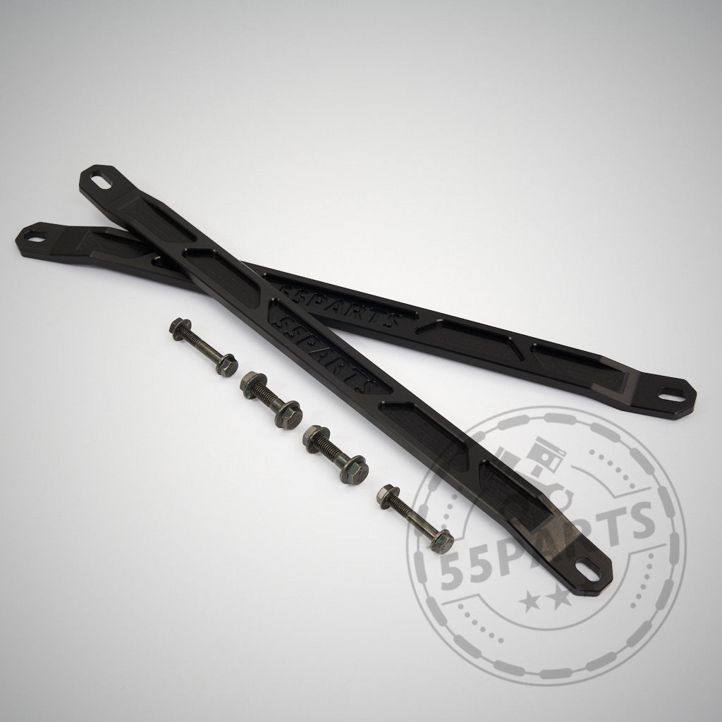 Zwei schwarze 55Parts Billet Aluminium Domstreben passend für BMW 2er G42, 3er G2x und 4er G2x verbessern die Karosseriesteifigkeit. Inklusive Streben mit Befestigungslöchern und Schrauben. Abbildung auf weißem Hintergrund.