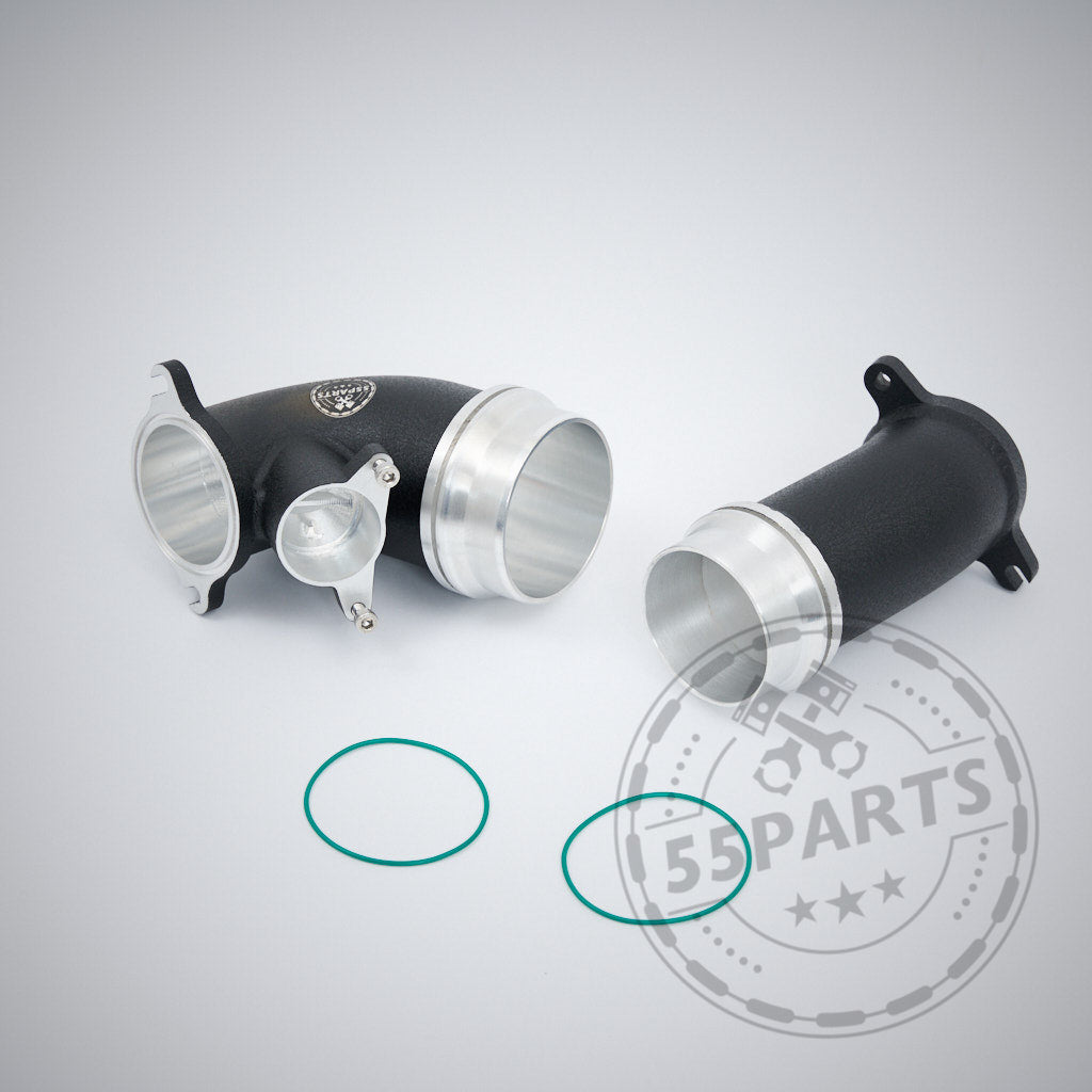 Zwei schwarze 55Parts High Flow Turbo Ansaugrohre mit silbernen Enden und zwei grünen O-Ringen für BMW G87 M2, G80/G81 M3, G82/G83 M4 S58, dargestellt auf hellgrauem Hintergrund. Inklusive Teilegutachten.