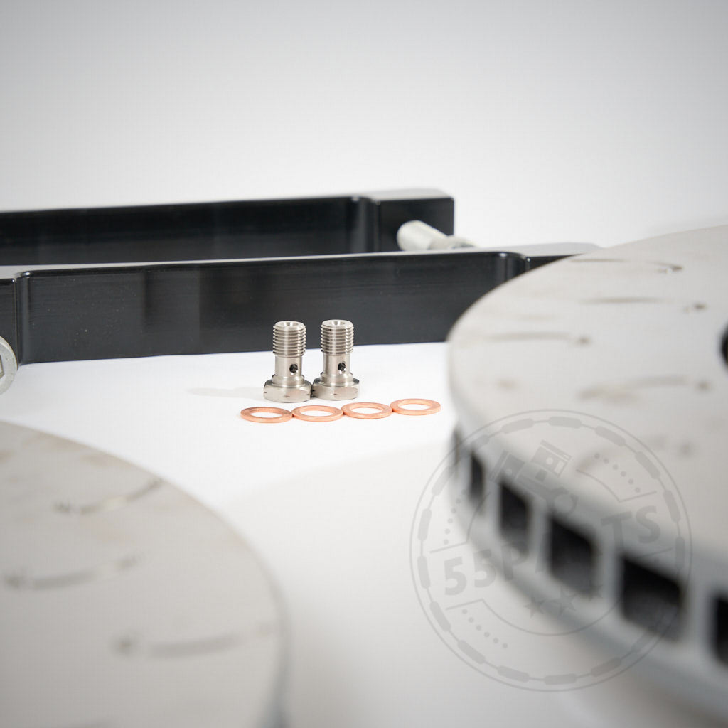 Das 55Parts Special AP Racing Radi-CAL 4-Kolben 355 x 28 mm Big Brake Kit für die Hinterachse steigert die Leistung von BMW im Vergleich zu OEM-Bremsen und verfügt über Metallschrauben und Kupferscheiben zwischen belüfteten Rotoren und einer schwarzen Halterung – ideal für den Straßengebrauch.