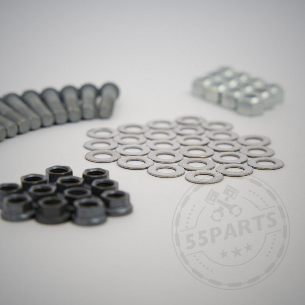 Verschiedene Schrauben, Unterlegscheiben und Muttern aus dem 55Parts Spezial-Schraubensatz passend für AP Racing Bremsscheibe (55Parts Set) sind übersichtlich auf einer hellen Oberfläche mit einem verschwommenen AP Racing Big Brake Kit-Logo angeordnet.