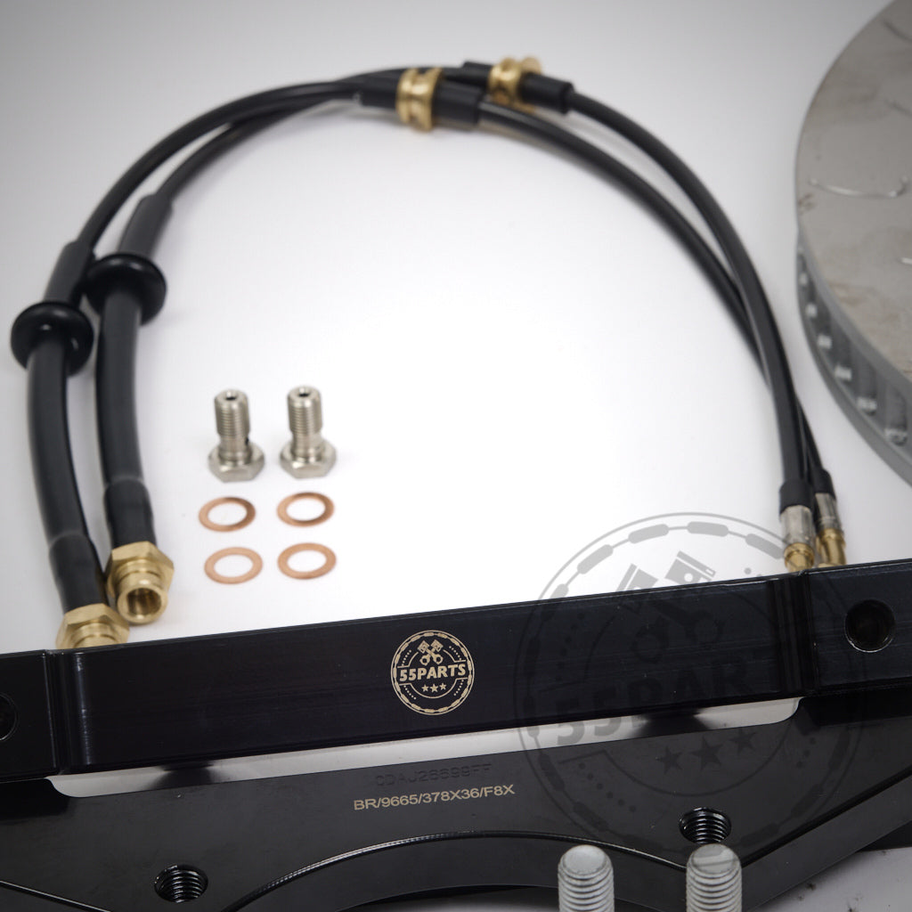 Nahaufnahme des 55Parts-Specials: Komponenten des AP Racing Pro 5000 R CP9660 Big Brake Kit, einschließlich Schläuche, Schrauben und Unterlegscheiben, auf weißem Hintergrund dargestellt.