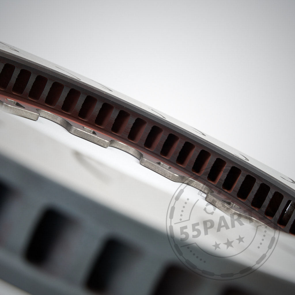 Nahaufnahme eines 55Parts Special: Aftermarket Track Reibringe 378x36 Float in the Disc (ähnlich CP5772-2068/2069) J-Hook für AP Racing Bremsanlagen, mit den inneren Kühlluftöffnungen und dem Performance Design, mit einem dezenten 55Parts Wasserzeichen.