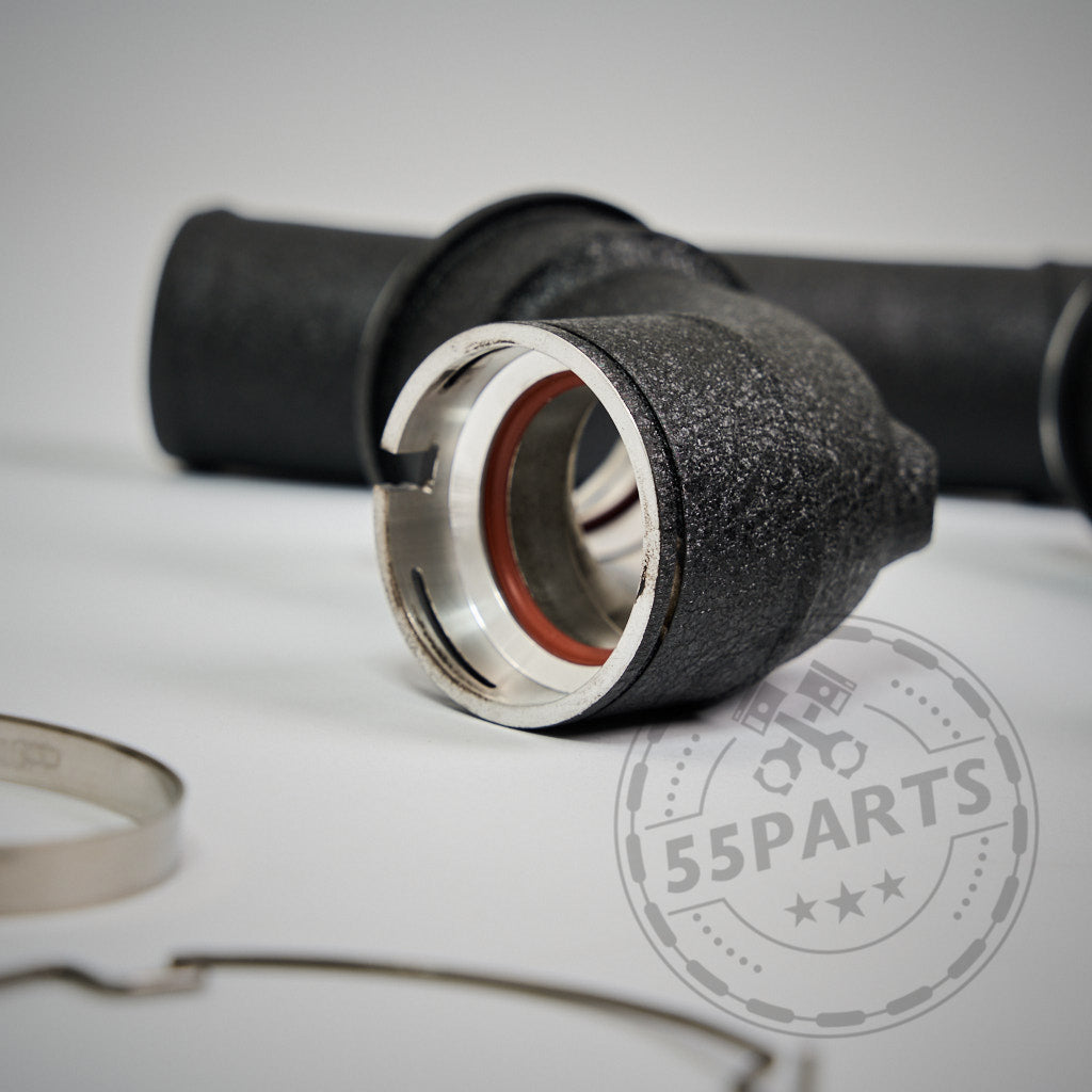 Nahaufnahme der 55Parts Aluminium-Chargepipe passend für BMW M2 G87, M3 G80/G81 und M4 G82/G83 S58 mit schwarzem Metall-Finish und 55Parts-Logo-Wasserzeichen im Vordergrund. Perfekt für Performance-Setups.