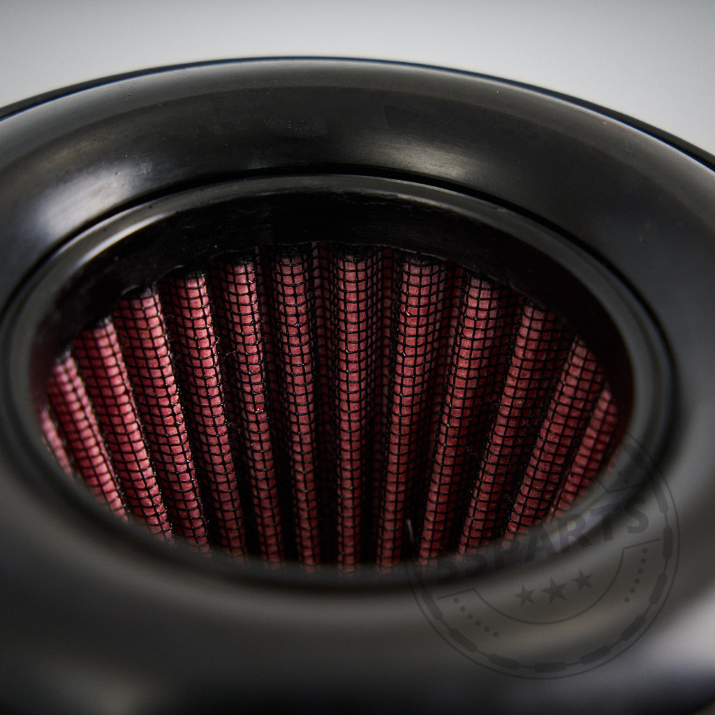 Nahaufnahme eines roten plissierten 55Parts-Austauschfilters mit schwarzem Rahmen, konzipiert für die offene Ansaugung bei BMW M140I, M240I, 340I, 440I, 540i B58.