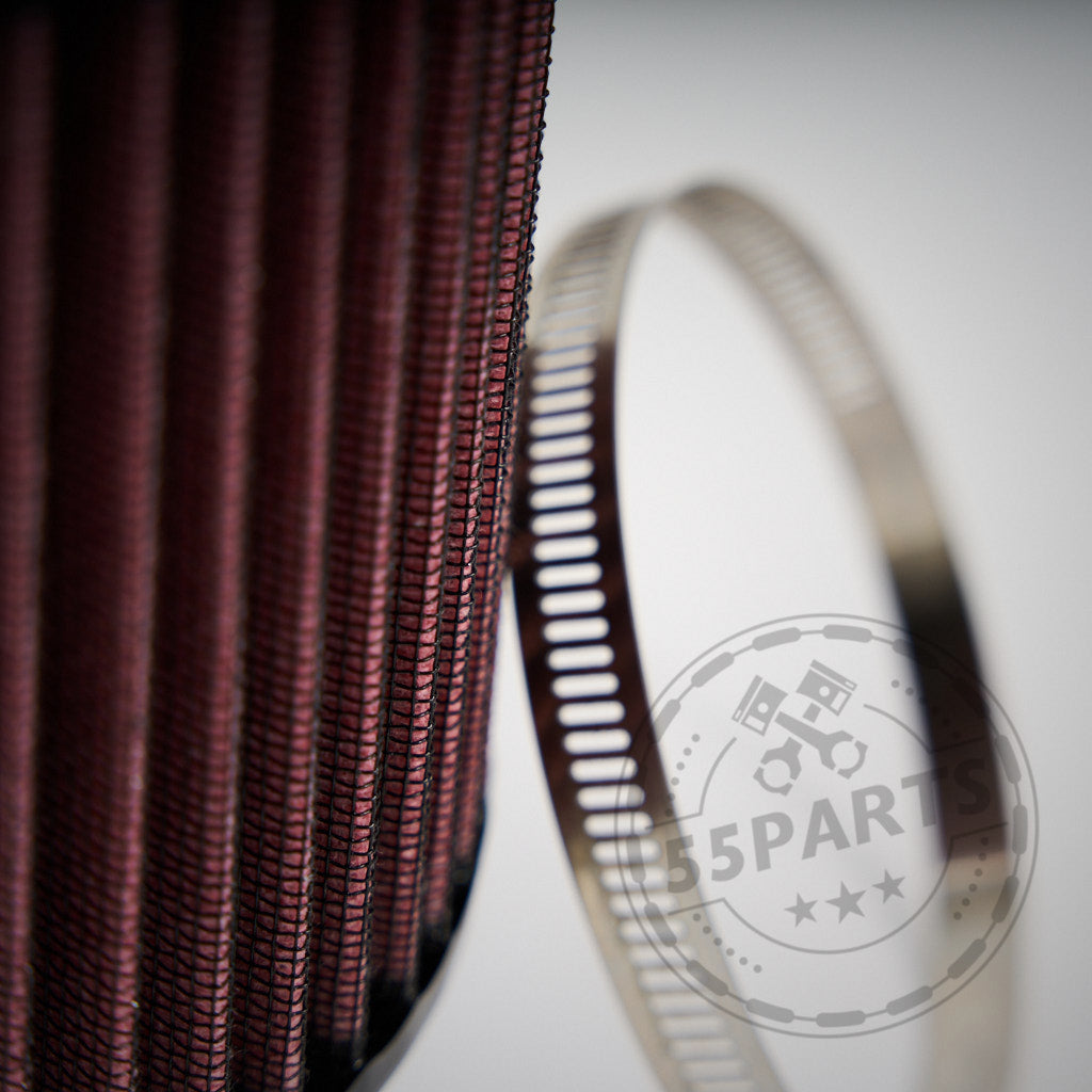 Nahaufnahme des 55Parts Austauschfilters für die offene Ansaugung passend für BMW M140I, M240I, 340I, 440I, 540i B58 mit Metallklammer und transparentem Logo-Overlay – perfekt für das Ansaugsystem Ihres B58.