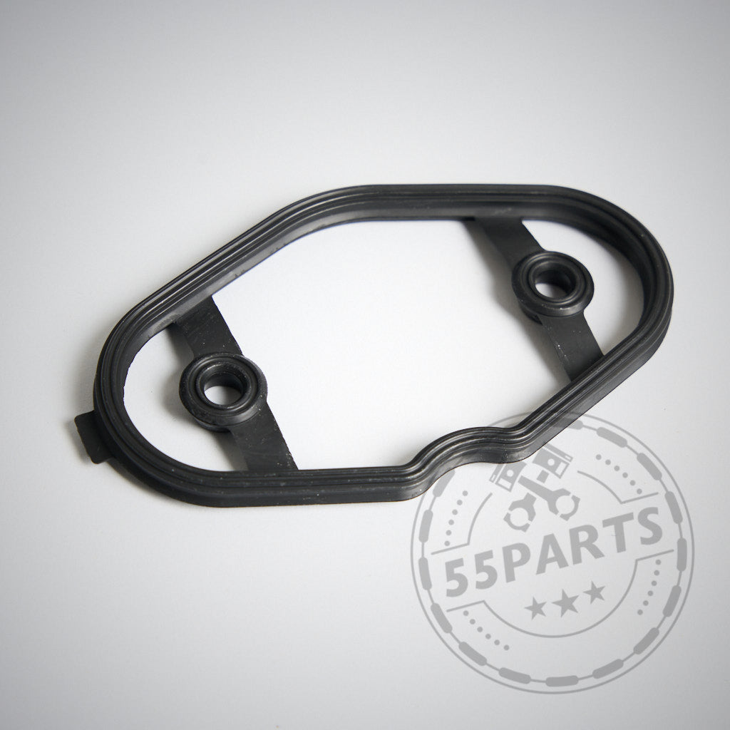 Auf einer hellen Fläche ist neben einem 55Parts Einbauset Schraubenset B58 TU / Dorch Hochdruckpumpe passend für BMW 1er F2x, 2er F2x, 3er F3x und 4er F3x B58 eine schwarze Autodichtung aus Gummi mit zwei Löchern abgebildet.