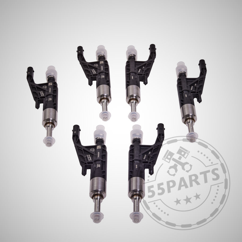 Sechs Einspritzdüsen-Injektoren B32/B38/B42/B48/B58 passend für BMW M140i, M240i, 340i, 440i, 540i, 640i, 740i, X3 & X4, kreisförmig angeordnet auf hellem Hintergrund mit einem 55Parts-Logo-Wasserzeichen.