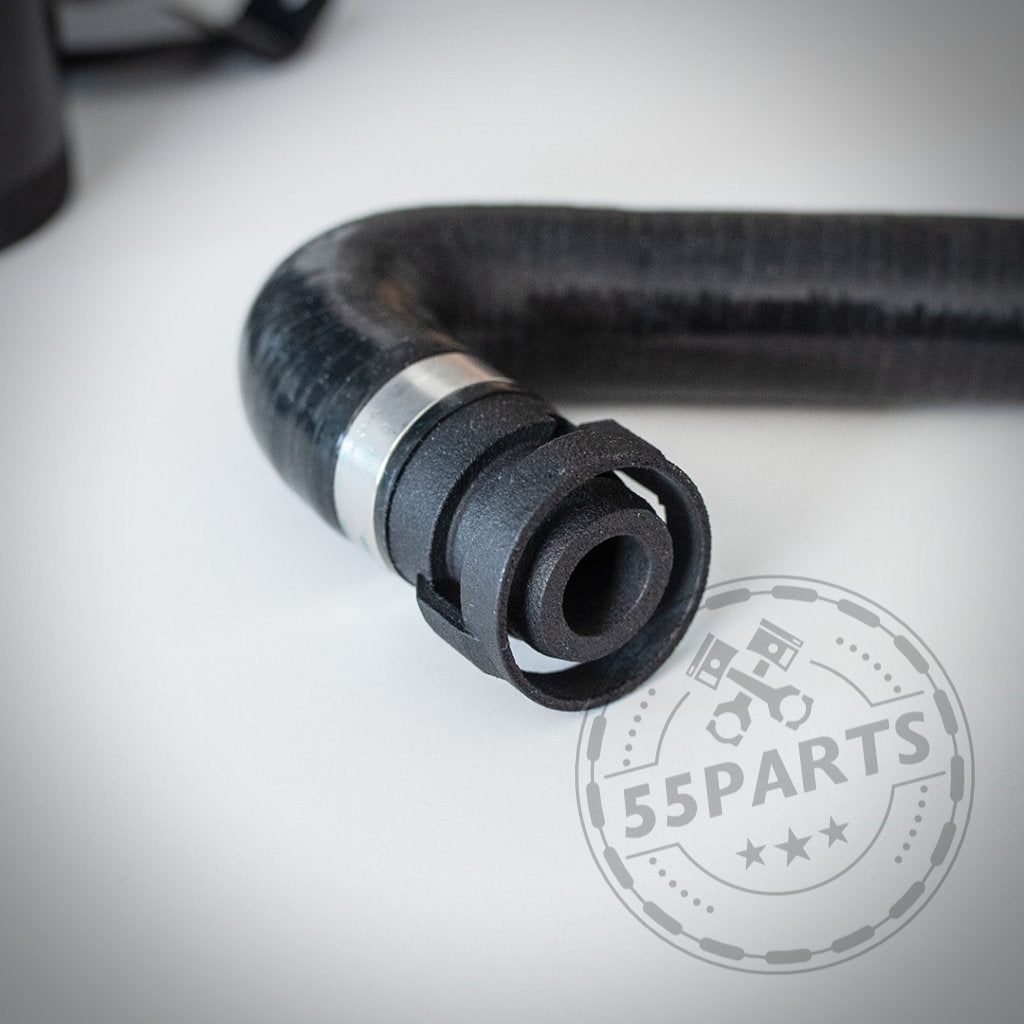 Nahaufnahme eines schwarzen Autoschlauchs mit Anschlussstück neben einem 55Parts-Logo-Wasserzeichen. Dies ist das exklusive 55Parts Oil Catch Can System für die B58 F-Serie (M140i, M240i, 340i, 440i) & Bannik Engineering, inklusive Gutachten!.