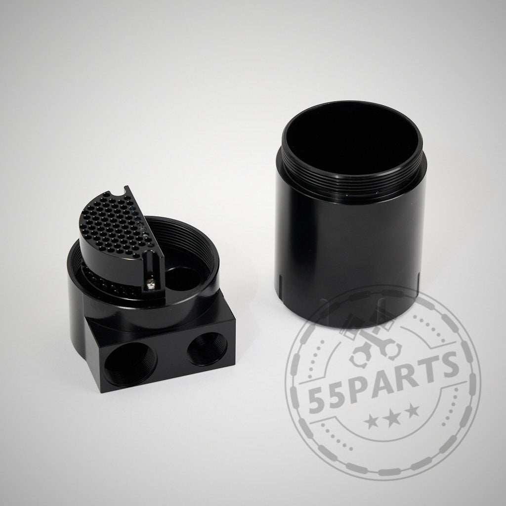 Zwei schwarze zylindrische Metallkomponenten aus dem 55Parts Special Oil Catch Can, entwickelt für die Modelle BMW F8x M2C, M2CS, M3 und M4 S55, mit sechseckigen Entlüftungsöffnungen, abgebildet auf weißem Hintergrund.