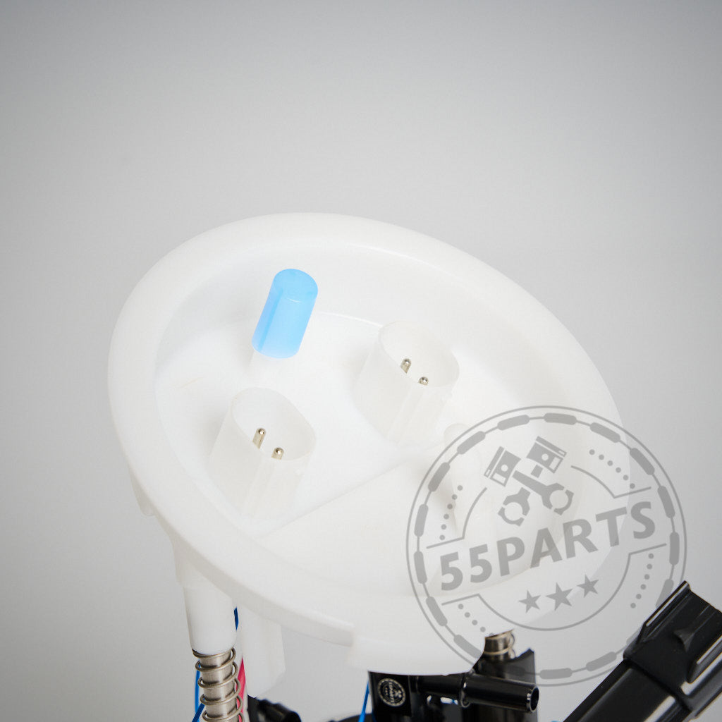 Weißes Kunststoffteil mit zwei Steckdosen und blauer Kappe, Walbro Stage 2 LPFP Benzinpumpenkit 450/455 passend für BMW 135i, 1er M Coupé, 335i(x) N54/N55 E-Serie, ausgelegt für Niederdrucksystem; gekennzeichnet mit einem 55Parts-Wasserzeichen.