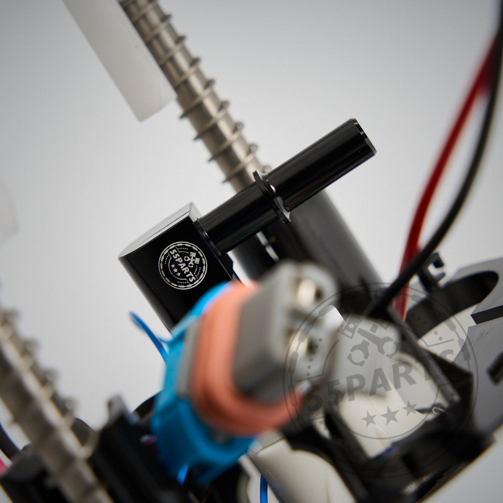 Nahaufnahme einer mechanischen Baugruppe mit Kabeln, Zahnrädern und einem schwarzen Sensor mit der Bezeichnung 5SPARTS, integriert in das Walbro Stage 2 LPFP Benzinpumpenkit 450/455 passend für BMW 135i, 1er M Coupé und 335i(x) N54/N55 E-Serie.