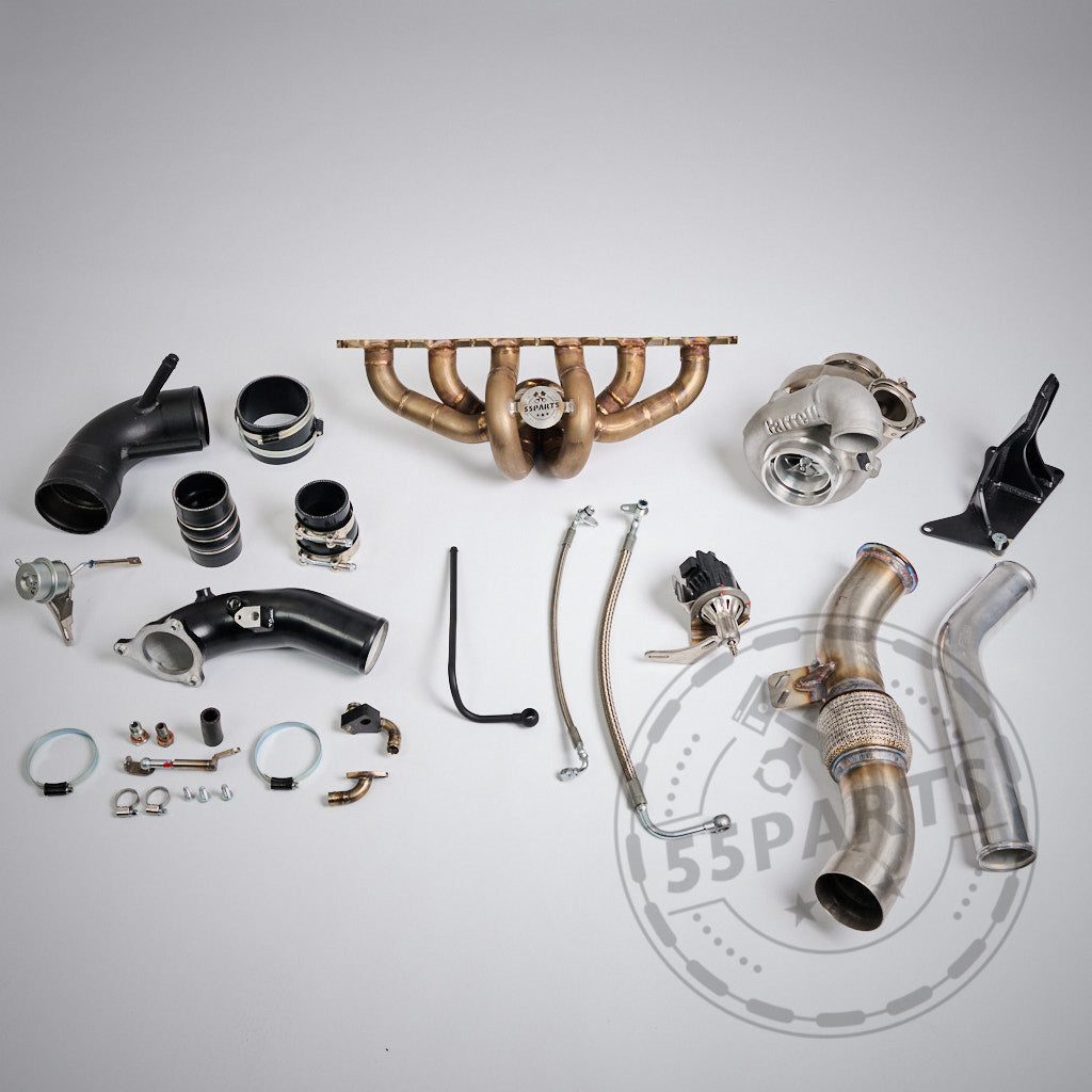 55Parts Special: Big Turbo Kit 1000PS B58 Gen. 1 Komponenten auf weißem Hintergrund mit 55Parts-Branding angeordnet, ideal für Leistungssteigerungen von F2X 1er/2er, F3X 3er/4er, G3X 5er/6er, G1X 7er, G01 X3 und G02 X4.