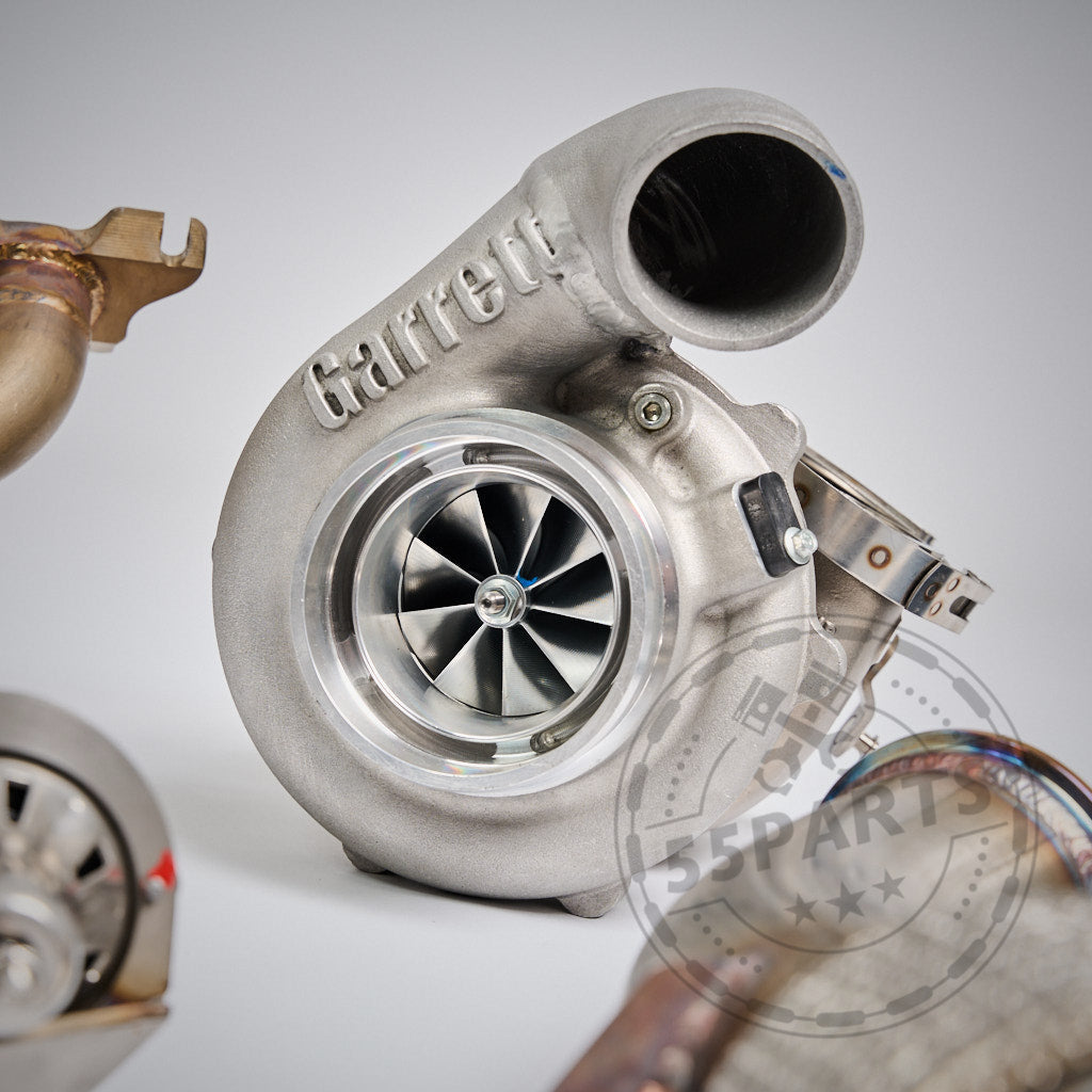Eine Nahaufnahme des 55Parts Special: Big Turbo Kit 1000PS B58 Gen. 1 mit silbernen Turbinenschaufeln, entwickelt für die Modelle BMW F2X 1er/2er, F3X 3er/4er, G3X 5er/6er/7er, G01 X3 und G02 X4.