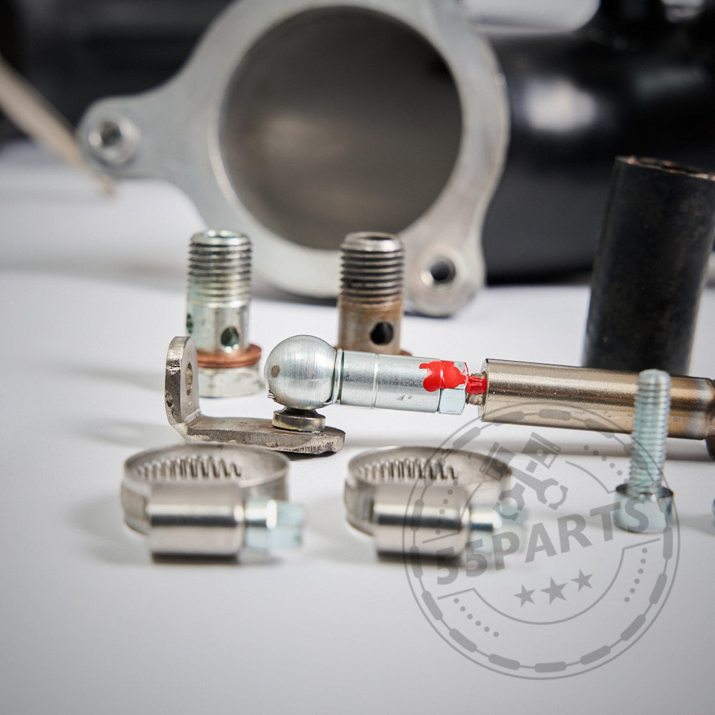 Nahaufnahme des 55Parts-Specials: Big Turbo Kit 1000 PS B58 Gen.1 für die Modelle F2X, F3X, G3X, G1X, G01 X3 und G02 X4 – hochwertige Metallteile und Schlauchschellen, ideal für umfangreiche B58-Upgrades. Marke: 55Parts.