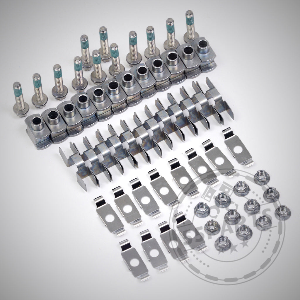 55Partss Spezial-Schraubensatz-/Spulenset für Aftermarket-Reibringe – inklusive Metallschrauben, Muttern, Clips und Befestigungselementen, übersichtlich angeordnet auf weißem Hintergrund. Ideales Upgrade-Zubehör für das AP Racing Big Brake Kit.