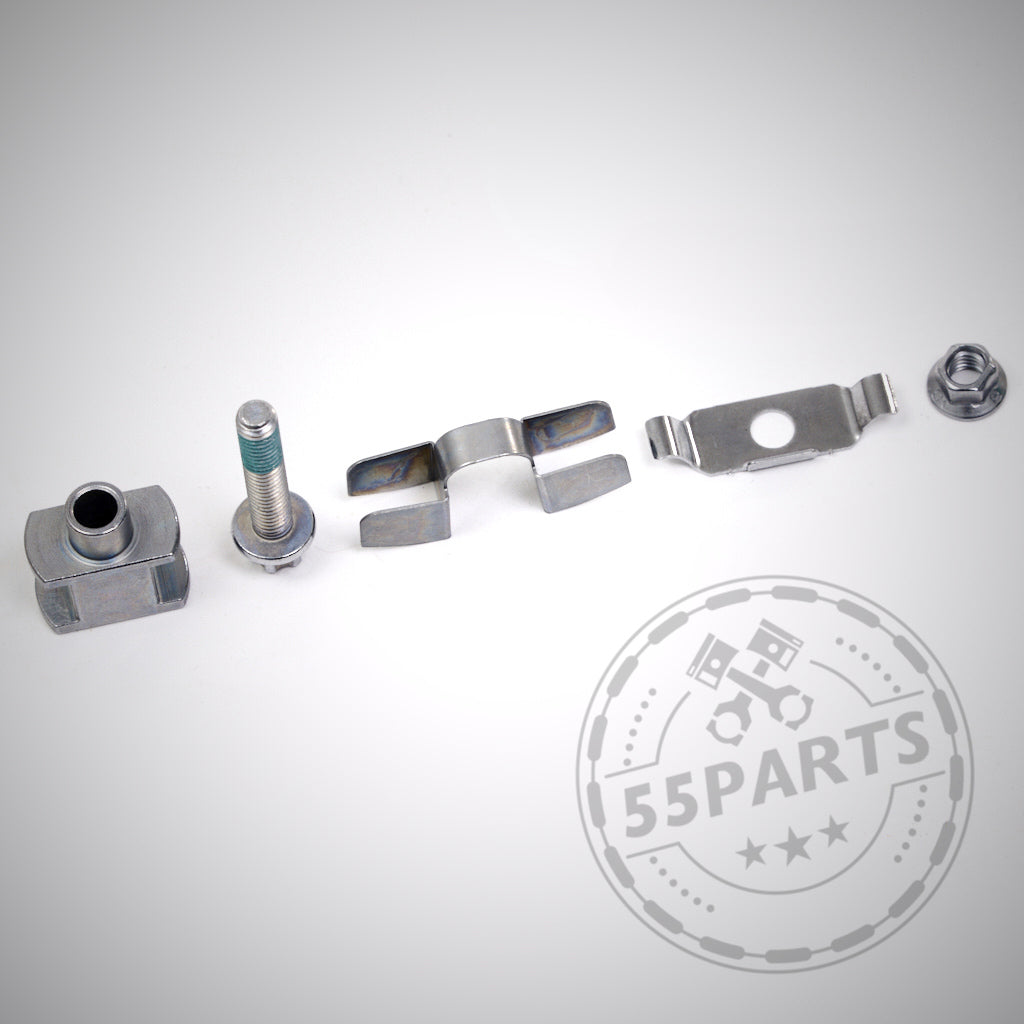 Fünf Metallbefestigungen aus dem 55Parts Special Schraubensatz/Bobbin Kit, in einer Reihe dargestellt mit einem dezenten 55Parts-Wasserzeichen – konzipiert für den Nachrüst-Einbau von Reibringen.