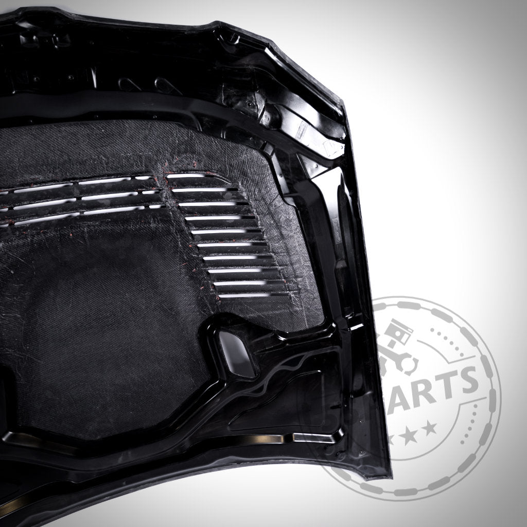 Nahaufnahme der Belüftungsöffnungen an der Unterseite einer Carbon-Motorhaube passend für BMW E9x M3 (wahlweise im GTR-Look), gefertigt in Premiumqualität, dargestellt auf einem Hintergrund mit Farbverlauf.