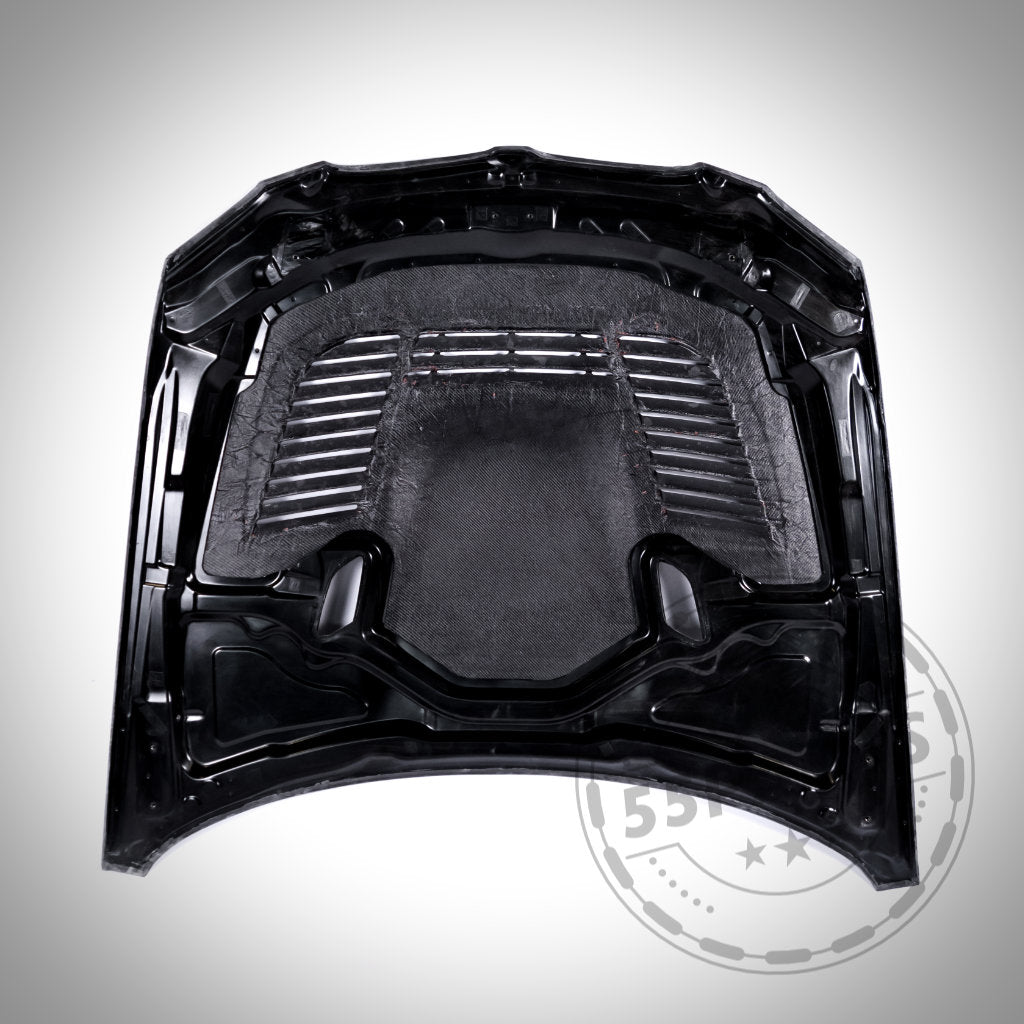 Carbon Motorhaube passend für BMW E9x M3 im GTR Look, mit Lüftungsöffnungen und Isolierung, von 55Teilen; aus hochwertigem Carbon gefertigt und auf weißem Hintergrund von unten fotografiert.