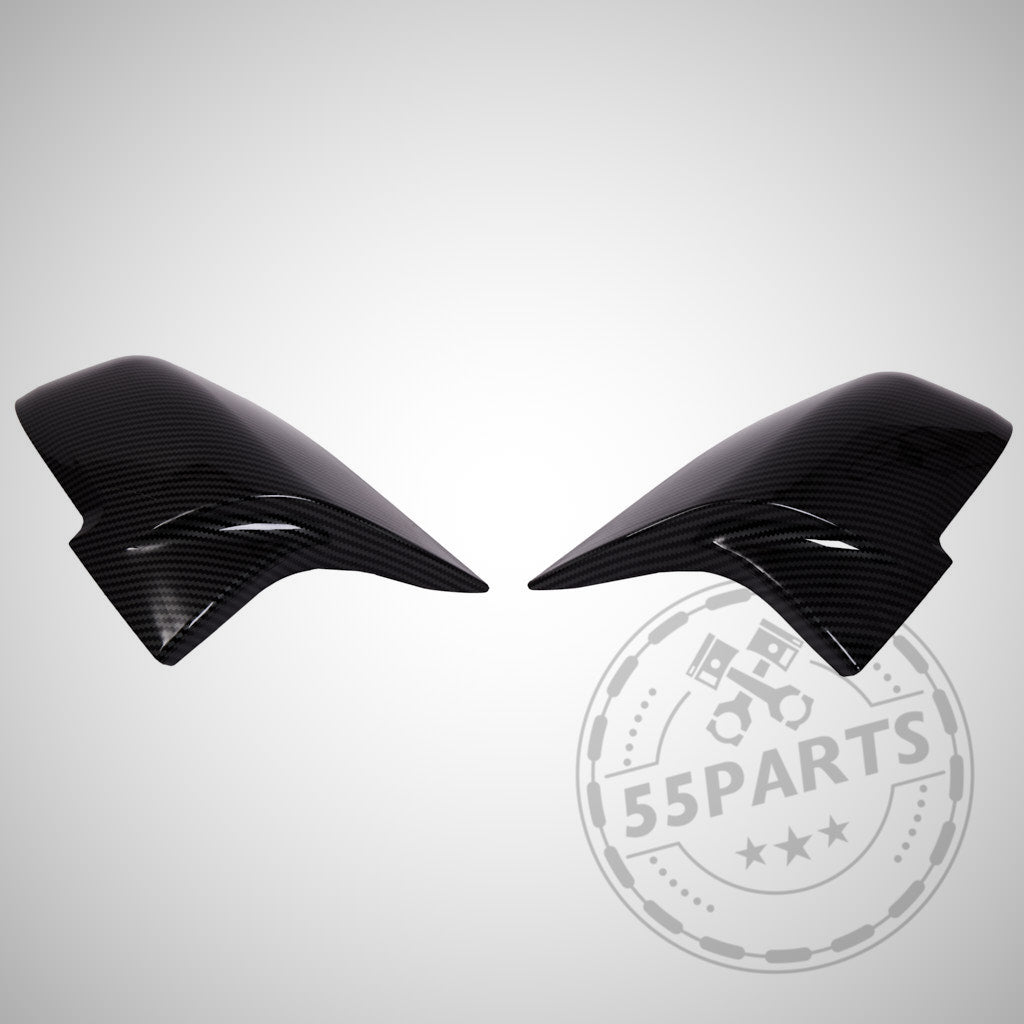 Ein Paar schwarze Spiegelkappen 55Parts Design Spiegelabdeckungen passend für BMW F87 F2x F3x M2 M135i M140i M340i, abgebildet auf hellem Hintergrund mit einem 55Parts-Wasserzeichen.