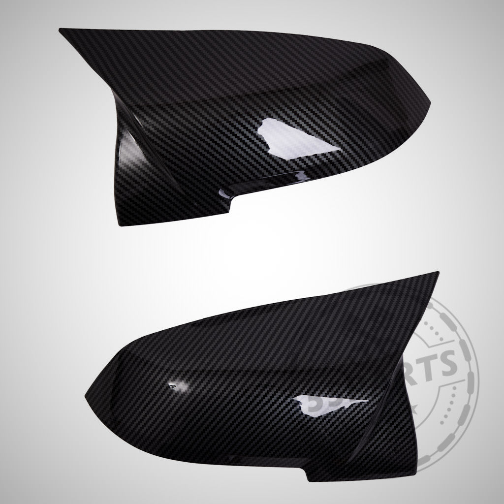 Auf hellgrauem Hintergrund sind zwei schwarze 55Parts Spiegelkappen (Seitenspiegelabdeckungen) passend für BMW F87 F2x F3x M2 M135i M140i M340i abgebildet.