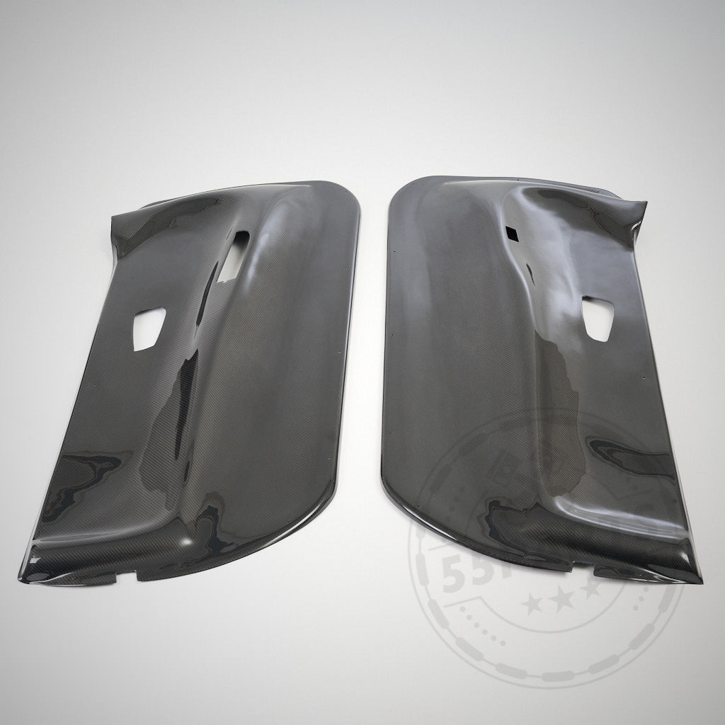 Zwei glänzend schwarze Carbon-Türverkleidungen „Carbon Türpappen passend für BMW E92 E93 inkl. M3“ stehen nebeneinander auf hellgrauem Untergrund und unterstreichen so Passgenauigkeit und Qualität.