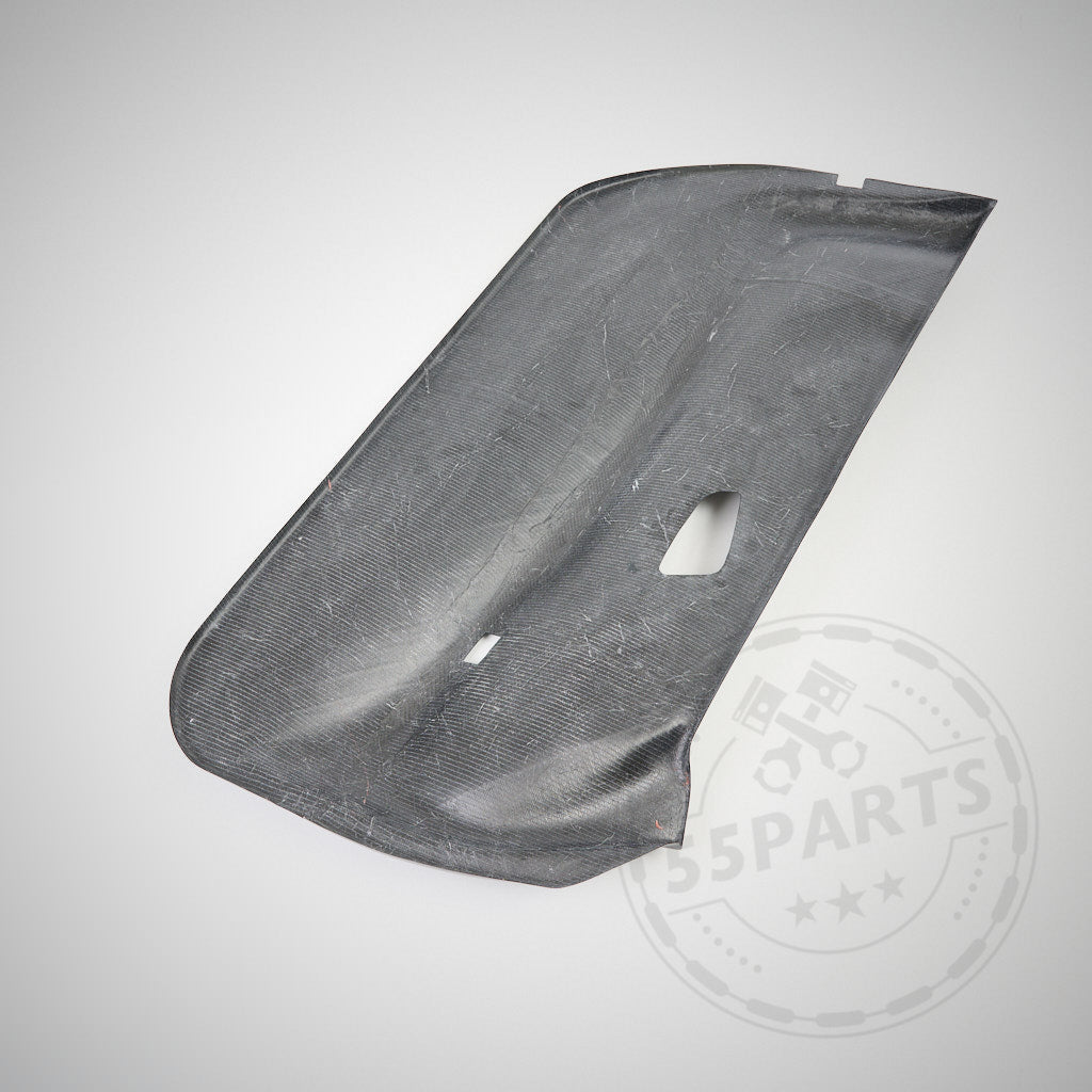 Rechteckige, geschwungene schwarze Carbon Türverkleidung (Türpappen) passend für BMW E92/E93 inkl. M3 von mit kleinem Cutout, betont Qualität und Passgenauigkeit, auf hellem Hintergrund fotografiert.