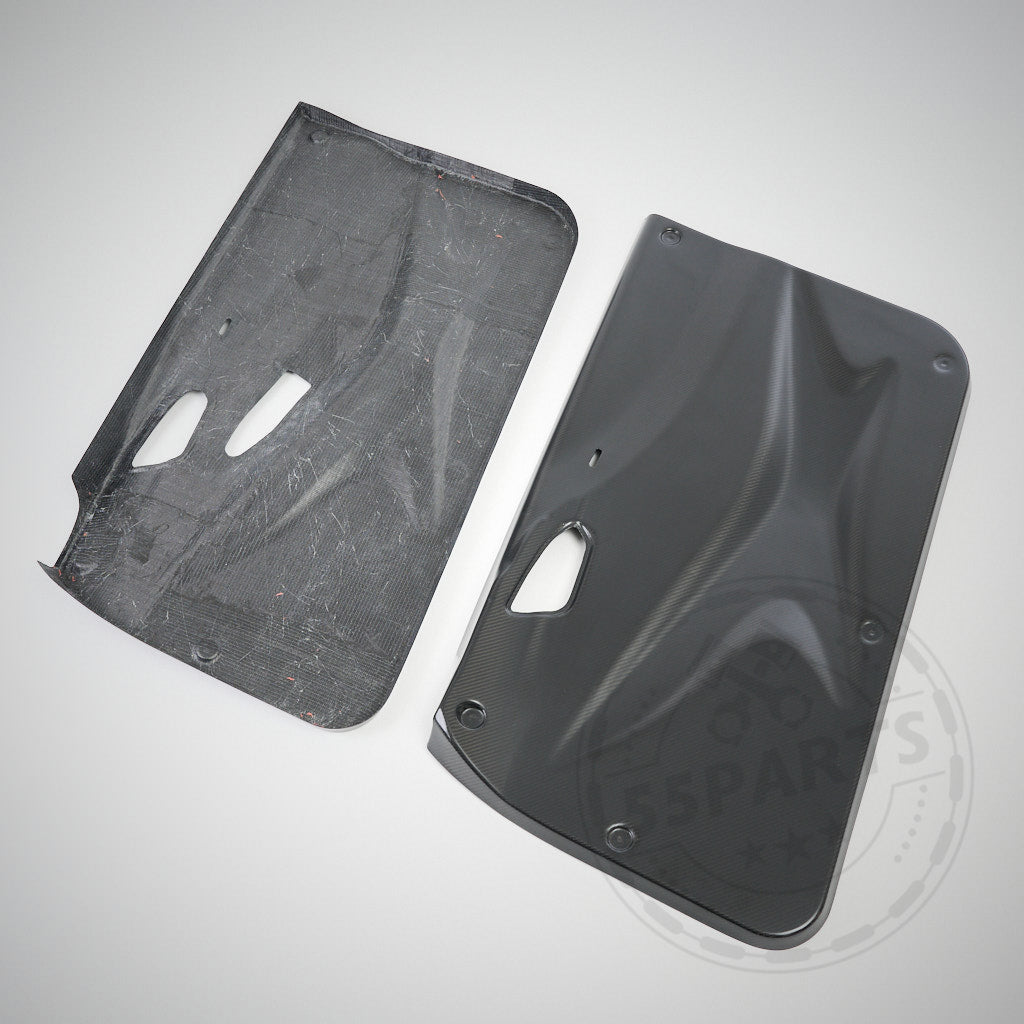 Zwei schwarze 55Parts Carbon-Türverkleidungen, passend für BMW F2x 1er, F2x 2er und F87 M2 Modelle, zeigen hohe Passgenauigkeit und Qualität; Beide Seiten sind auf einer hellgrauen Fläche sichtbar.