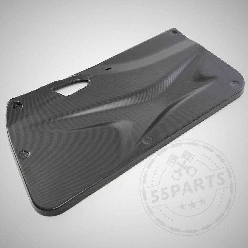 Die 55Parts Carbon-Türverkleidung Türpappen für die Modelle BMW F2x 1er, F2x 2er und F87 M2 verfügt über eine strukturierte Oberfläche, die Qualität und Passgenauigkeit hervorhebt und für ein verbessertes Erscheinungsbild des Automobilinnenraums sorgt.