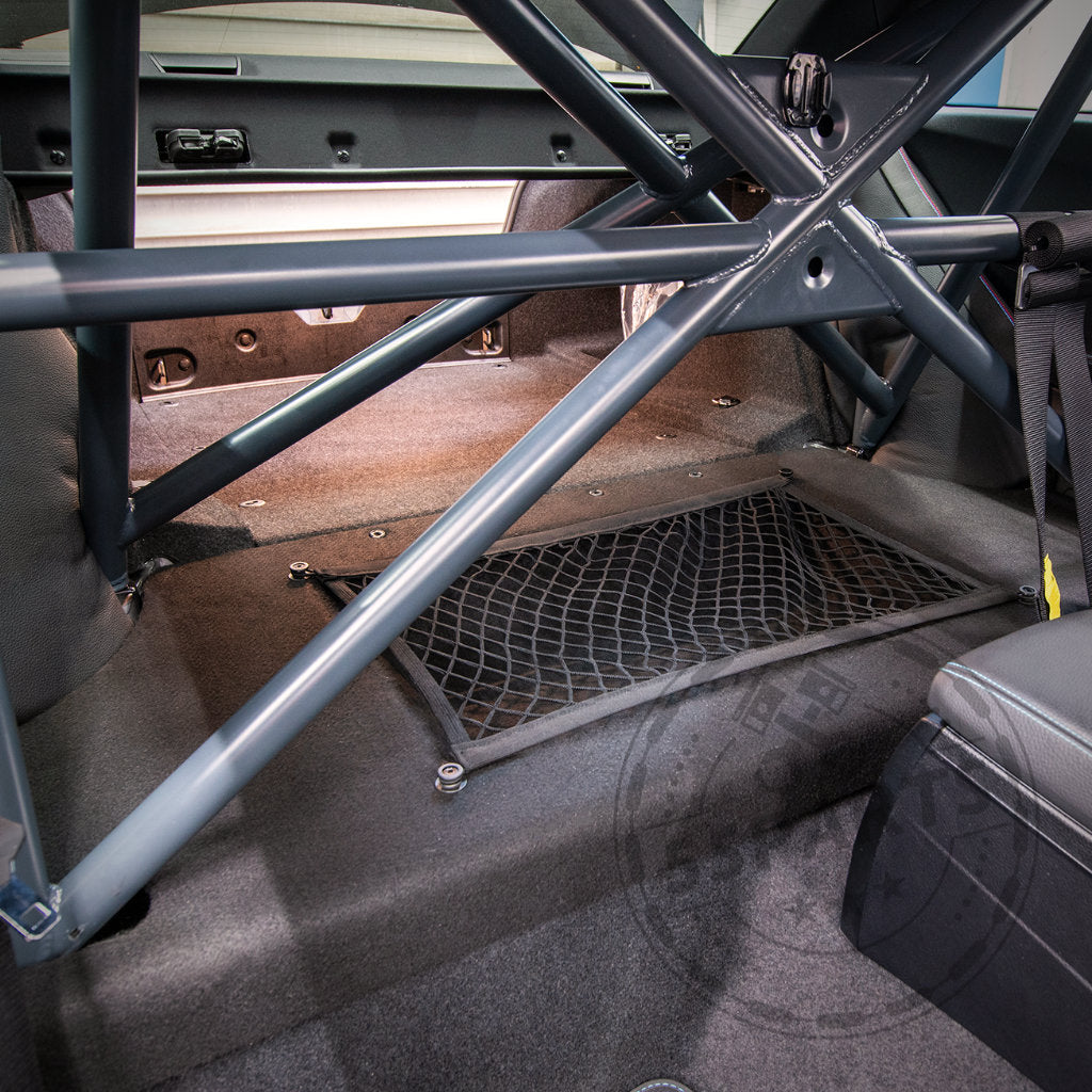 Der 55Parts Exclusive Clubsport Innenraum Ausbau mit Helmfach passend für BMW F-Serie 1er, 2er (M2) und 4er (M4) verfügt über einen Clubsportbügel, ein Gepäcknetz am Boden und Schalensitze für einen echten Performance-Innenraum.