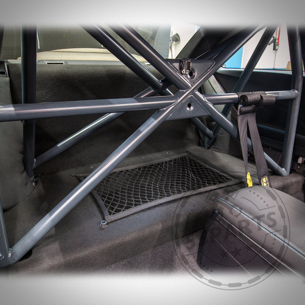 Der 55Parts Exclusive Clubsport Innenraum-Ausbau mit Helmfach passt für die BMW F-Serien 1, 2 (inkl. M2) und 4 (inkl. M4) und verfügt über Schalensitze, Überrollkäfig, Hosenträgergurt und ein Hecknetz für mehr Sicherheit und Leistung.