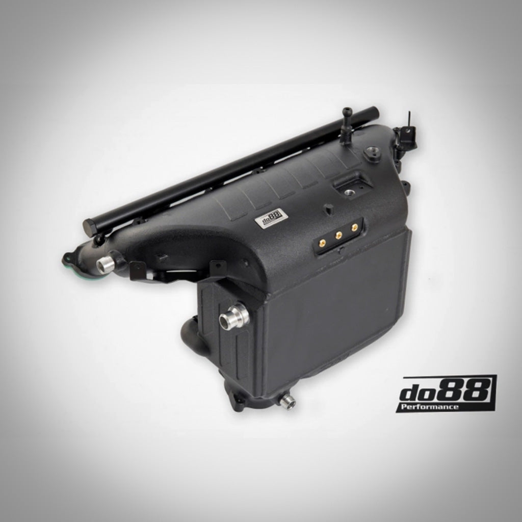 Die do88 Ansaugbrücke mit integriertem Ladeluftkühler für G87 M2, G80/G81 M3, G82/G83 M4 S58 wird auf hellem Hintergrund mit dem do88-Logo dargestellt, perfekt für S58-Tuning oder ein FBO-Setup.