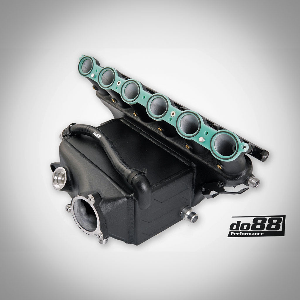 Schwarze DO88 Ansaugbrücke mit integriertem Ladeluftkühler, grünen Dichtungen und do88-Logo – passend für G87 M2, G80 G81 M3, G82 G83 M4 S58; Ideal für Tuning oder als Upgrade deines FBO Setups.