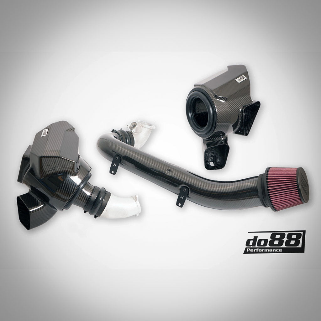 Drei DO88 Ansaugsystem Dual Cone Intake-Teile passend für BMW G87 M2, G80/G81 M3 und G82/G83 M4 S58 mit roten Luftfiltern und dem do88-Logo in der Ecke.