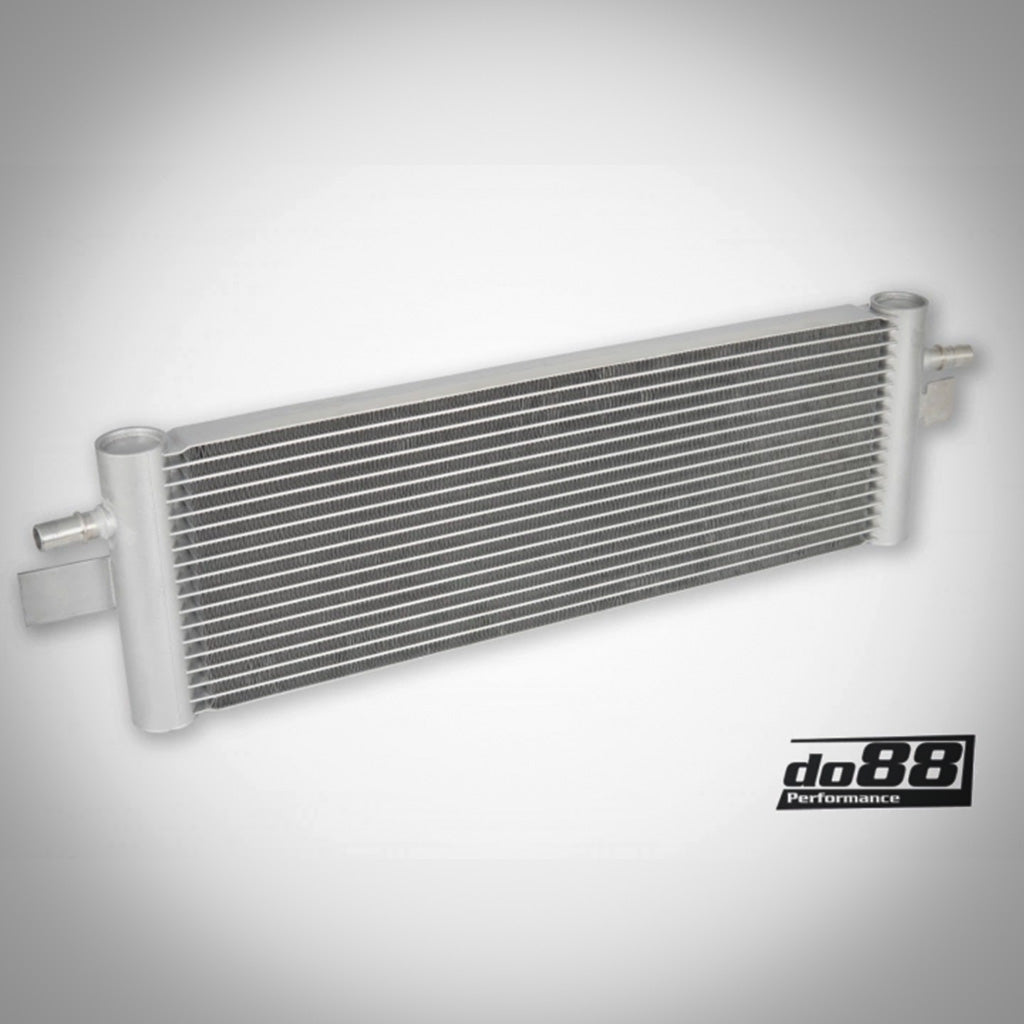 Silberner do88 GETRIEBEÖLKÜHLER mit horizontalen Lamellen und dem do88 Performance-Logo in der unteren rechten Ecke; perfekt passend für BMW G42 M240i, G2X 330e/M340i/M440i, G29 Z4 M40i und Toyota Supra A90/91 mit B58 Gen 2.