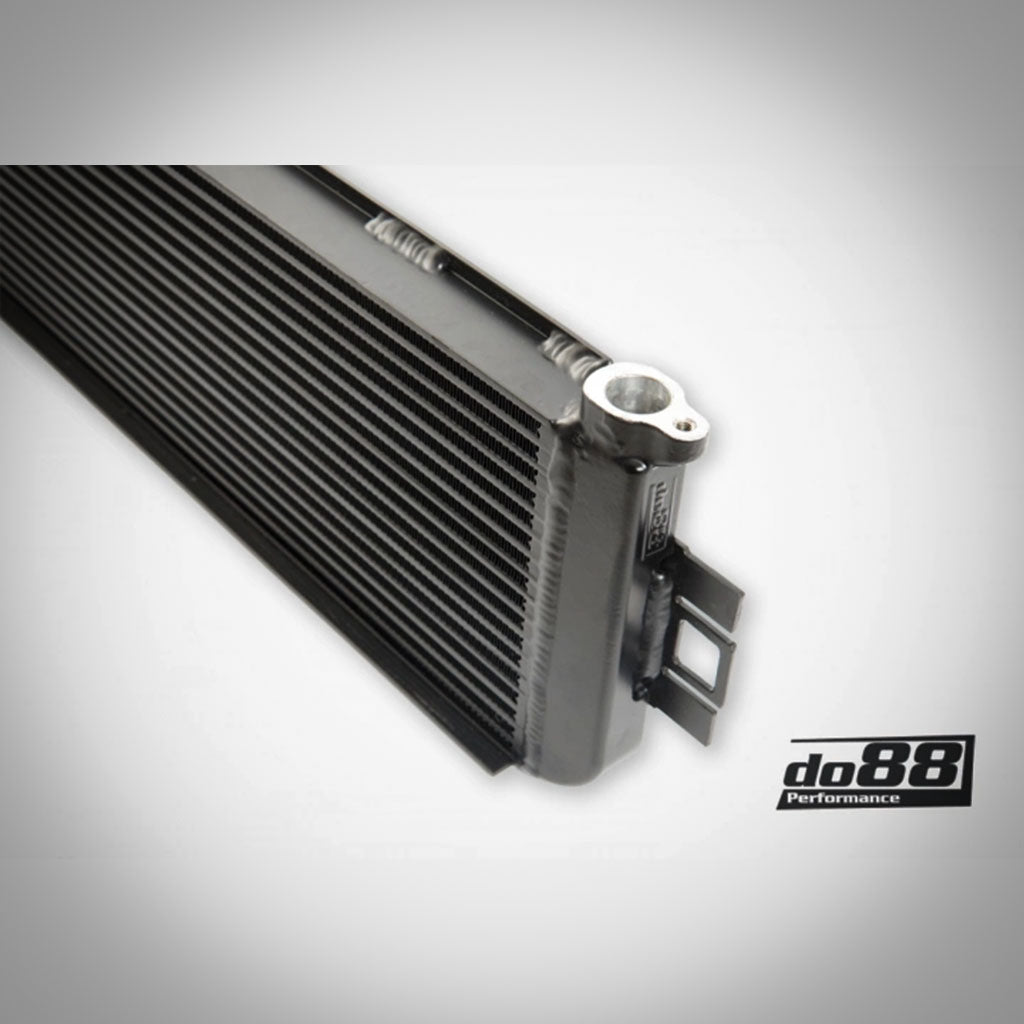 Nahaufnahme eines schwarzen DO88-Upgrade-Motorölkühlers passend für BMW G87 M2, G80 G81 M3 und G82 G83 M4 S58 mit dem do88-Logo in der unteren rechten Ecke.