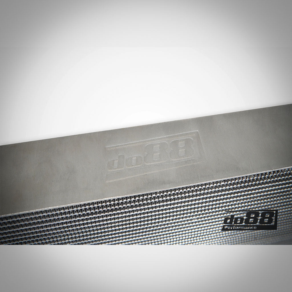 Nahaufnahme eines do88-Upgrade-Kühlmittelkühlers, Wasserkühlers und Ladeluftkreislaufs passend für BMW-Modelle mit eingraviertem und aufgedrucktem do88-Logo auf der Metalloberfläche.