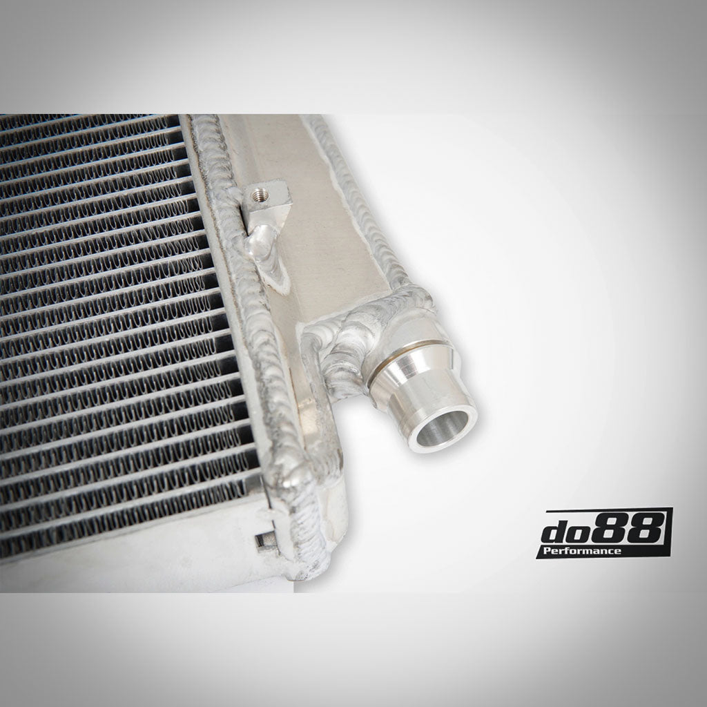 Nahaufnahme eines do88-Upgrade-Kühlmittelkühlers, Wasserkühler-Ladeluftkreislauf passend für BMW G42 M240i, G2x 330i/430i/M340i/M440i, G29 Z4 mit B48/B58 Gen 2-Motoren, mit dem do88 Performance-Logo auf weißem Hintergrund.