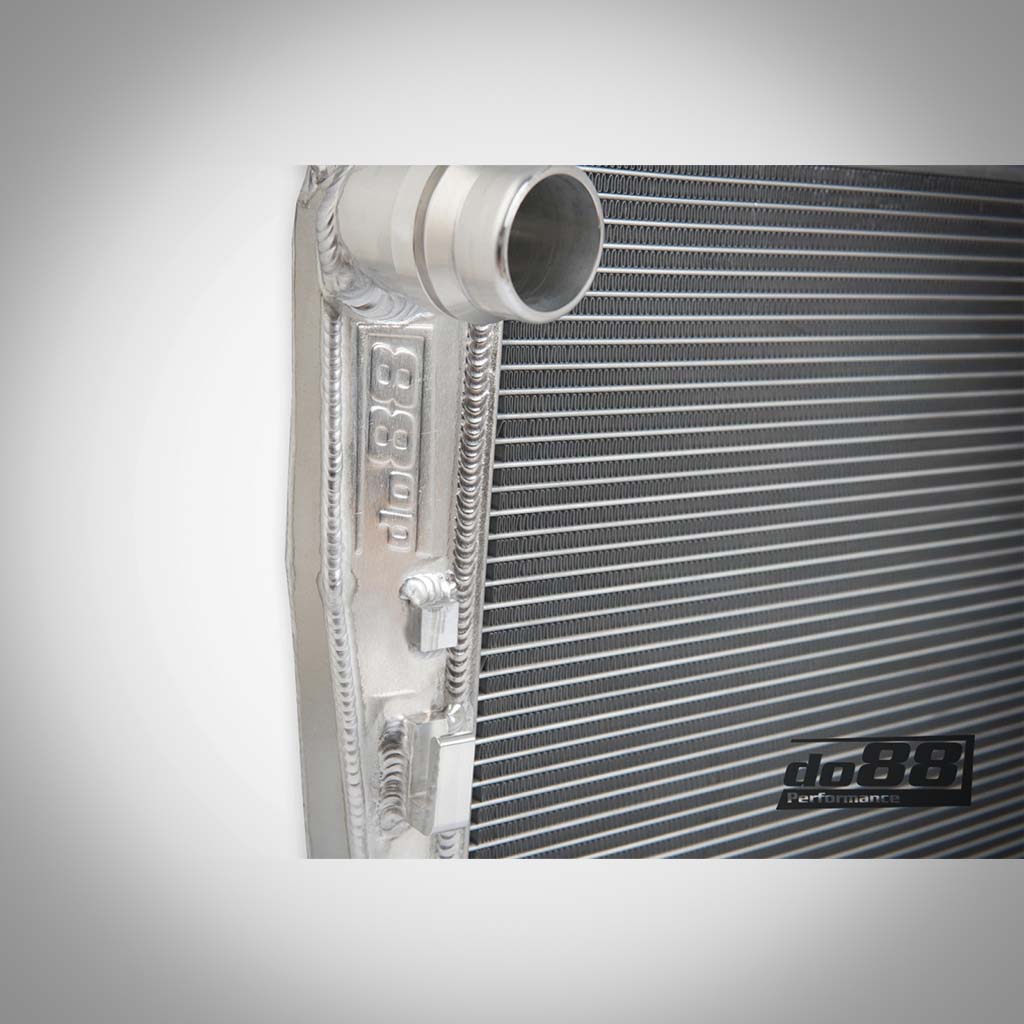 Nahaufnahme des do88 Upgrade-Aluminium-Wasserkühlers passend für BMW 135i 335i 35i N54 N55 (2007-2013, E9X E82 E89) mit sichtbaren Rohren, Logo und erweiterten Kühlfunktionen.