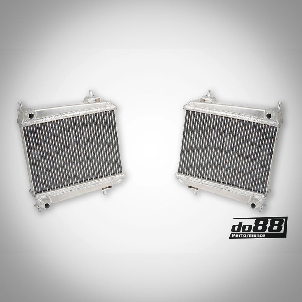 Zwei DO88 Aluminium Upgrade Kühlmittelkühler passend für BMW G42 M240i, G2X M340i/M440i, G29 Z4 M40i und Toyota Supra MK5 A90 liegen nebeneinander auf grauem Grund mit do88-Logo – ideal für Performance und Rennstreckennutzung.