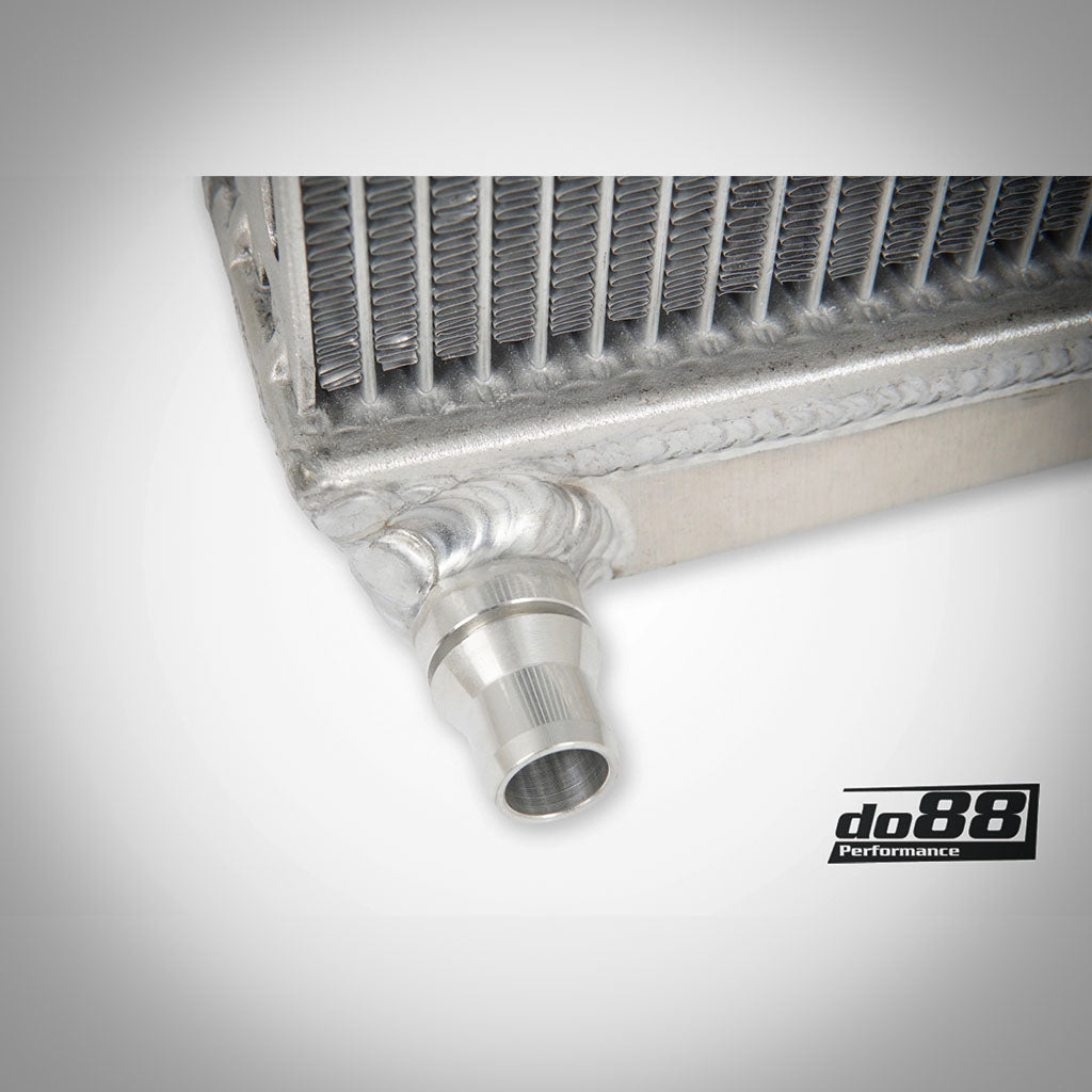 Nahaufnahme eines geschweißten Rohrs am DO88 Aluminium-Upgrade-Kühlmittelkühler passend für BMW G42 M240i, G2X M340i/M440i, G29 Z4 M40i und Toyota Supra MK5 A90, mit do88-Logo unten rechts.