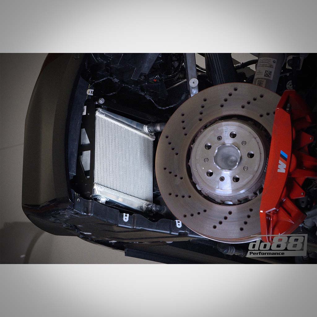 Nahaufnahme des Aluminium Upgrade Kühlmittelkühlers von do88, seitlicher Wasserkühler passend für BMW G87 M2, G80/G81 M3, G82/G83 M4 S58, mit Logo sichtbar – zeigt das fortschrittliche Kühlsystem.