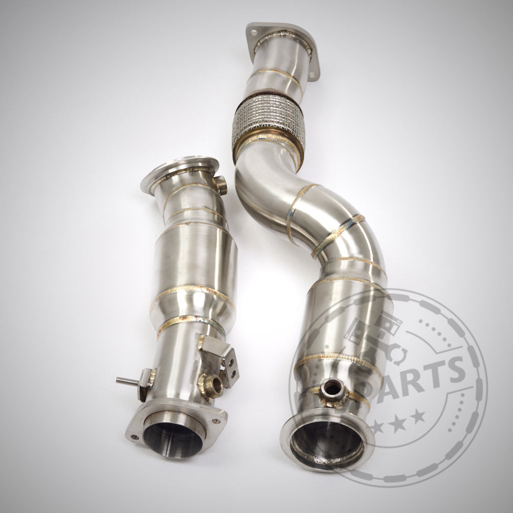 Zwei HIGH FLOW DOWNPIPES (200 ZELLER), kompatibel mit BMW G80, G81, G82, G83 und G87 (M2 M3 M4) mit S58-Motor, mit Schweißnähten, Bögen und Flanschen für optimierten Durchfluss. Abbildung auf einfarbigem Hintergrund.