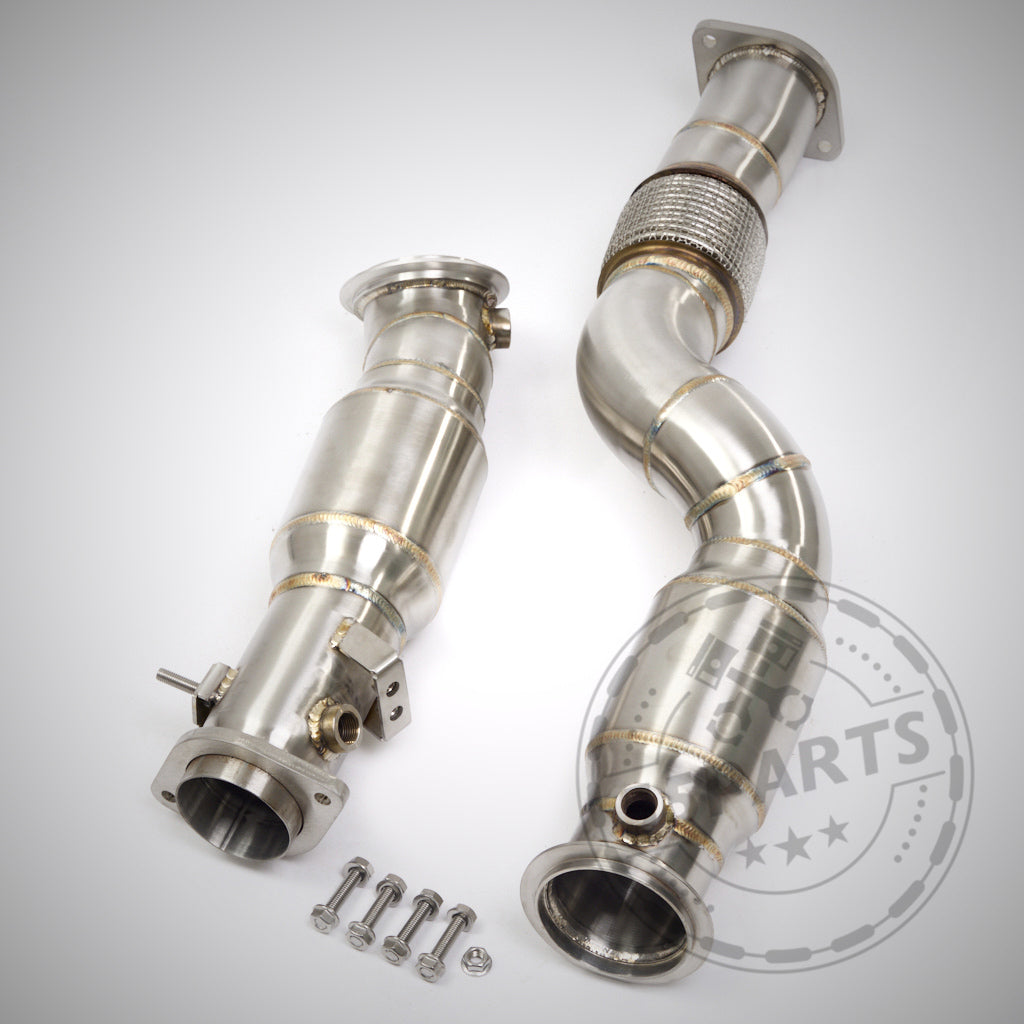Das Bild zeigt zwei 55Parts HIGH FLOW DOWNPIPES (200 ZELLER) passend für BMW G80, G81, G82, G83 und G87 (M2 M3 M4) mit S58 Motor. Sie verfügen über ein strömungsoptimiertes Downpipe-Design und werden inklusive Schrauben und Flansch auf weißem Hintergrund geliefert.